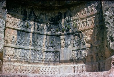 Felsrelief, das den sassanidischen König Shapur I. (241-72), die persische Kavallerie und Tributpflichtige darstellt, 3. Jahrhundert von Unbekannt