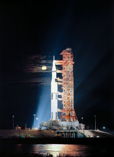 Suchscheinwerfer beleuchten diese Nachtszene an Pad A, Startkomplex 39, Kennedy Space Center, Florida, während der Startvorbereitungen der Apollo 17 von Unbekannt