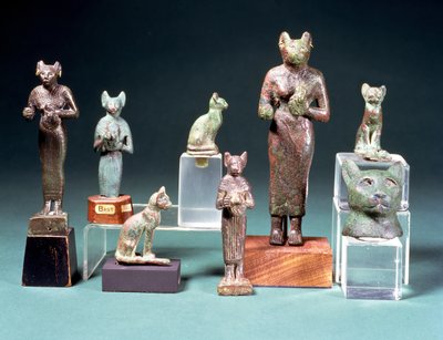 Mehrere Statuetten der Katzengöttin Bastet und Katzenfiguren, die dieselbe Göttin darstellen, Ägyptisch, Spätzeit, ca. 664-300 v. Chr. von Unbekannt
