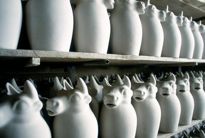 Regale in einer Keramikfabrik mit einigen Milchkrügen, Montelupo Fiorentino, Italien (Foto) von Unbekannter Künstler