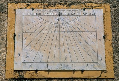 Sonnenuhr, Seitenwand der Kirche Maria Santissima Assunta, Palazzo Adriano, Sizilien, Italien von Benjamin Baud