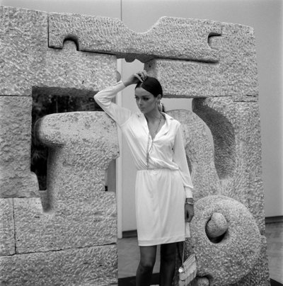 Die Schauspielerin Barbara Steele auf der Biennale Kunst-Ausstellung - Venedig - 196? von Unbekannt