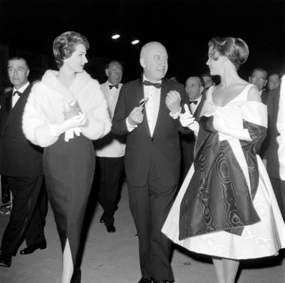 Die Schauspielerin Lee Remick mit dem Regisseur Otto Preminger und seiner Frau Hope Bryce beim Internationalen Filmfestival in Venedig Lido - 1959 von Unbekannt