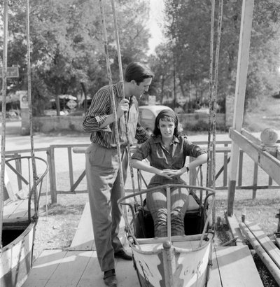 Die Schauspielerin Marie Laforêt mit ihrem Freund, dem Regisseur Jean Gabriel Albicocco, am Venedig Lido - 1961 (auf einer Schaukel) von Unbekannt