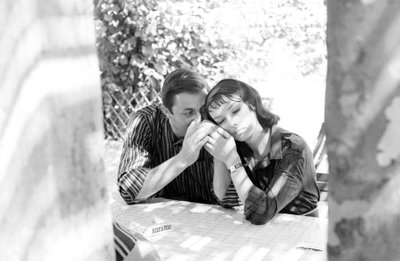 Die Schauspielerin Marie Laforêt mit ihrem Freund, dem Regisseur Jean Gabriel Albicocco, am Venedig Lido - 1961 von Unbekannt