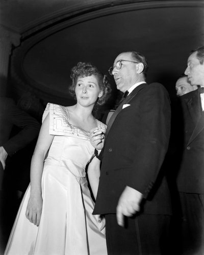 Der Regisseur Mario Camerini mit der Schauspielerin Carla Del Poggio beim „Italian Cinema Gala“ in Rom - 1949 von Unbekannt