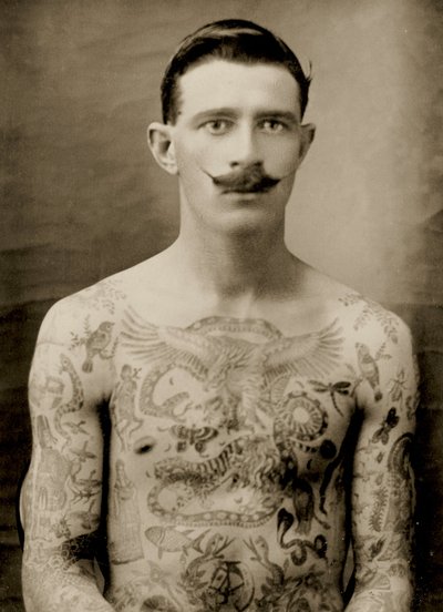 Tätowierter britischer Matrose während des Großen Krieges 1914-18 (Vorderansicht) (s/w Foto) von Unbekannter Künstler