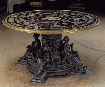 Der Tisch der Musen, bestehend aus einer runden Tischplatte aus Pietra Dura, getragen von einer bronzenen Trommel mit vier bronzenen Musen, florentinisch von Unbekannt