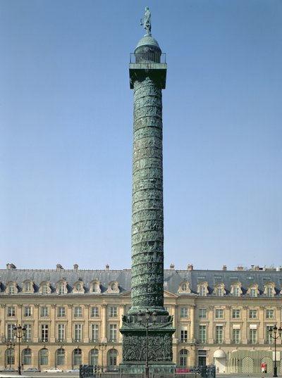 Die Vendôme-Säule, mit Basreliefs, die die napoleonischen Feldzüge von 1805-06 aufzeichnen, gekrönt von der Figur Napoleons, der einen geflügelten Sieg hält von Unbekannt