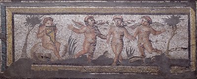 Drei tanzende Putti begleitet von einem, der die Panflöte spielt, Randdetail eines Mosaikbodens, der die Jahreszeiten und Jagdszenen aus der konstantinischen Villa in Daphne darstellt, römisch, ca. 325-330 n. Chr. von Unbekannt