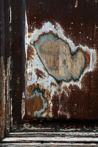 Zeitmarken. Abstrakte Kunst zeigt Formen als Zeugen der vergehenden Zeit. Spuren auf Holz. Fotografie von Michel Lunardelli von Unbekannt