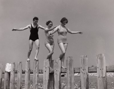 Zwei Frauen und ein Mann gehen entlang einer Buhne, ca. 1930er von Unbekannt