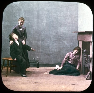Zwei Frauen und ein Junge vor dem Kamin, ca. 1895 von Unbekannt