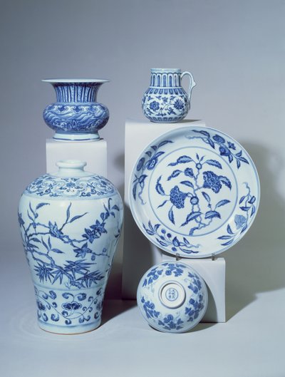Vase, Schale, Teller und zwei kleine Vasen, Ming von Unbekannt