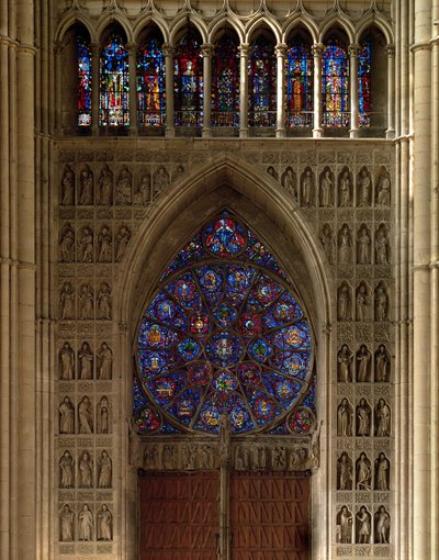 Blick nach Westen vom Kirchenschiff, Rosettenfenster entworfen von Bernard de Soissons, mit umliegenden Statuen von Unbekannt