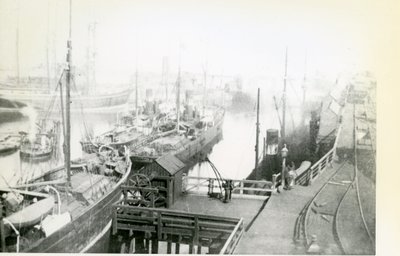Blick auf den Blyth-Hafen stromabwärts mit vielen Schiffen, die auf das Laden warten von Unbekannt