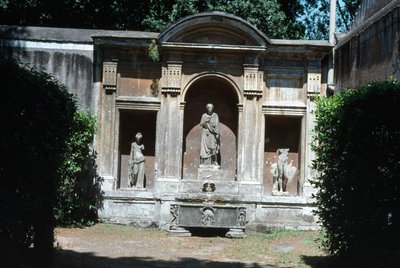 Ansicht des Gartens, Detail des Brunnens mit römischem Sarkophag und Statuen von Unbekannt