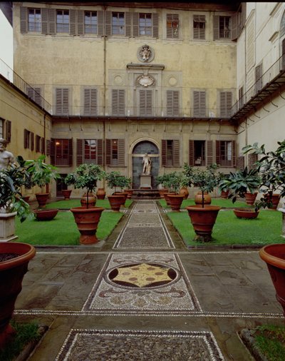 Blick auf den ummauerten Garten mit Mosaikpflaster, dekoriert mit dem Wappen der Medici von Unbekannt