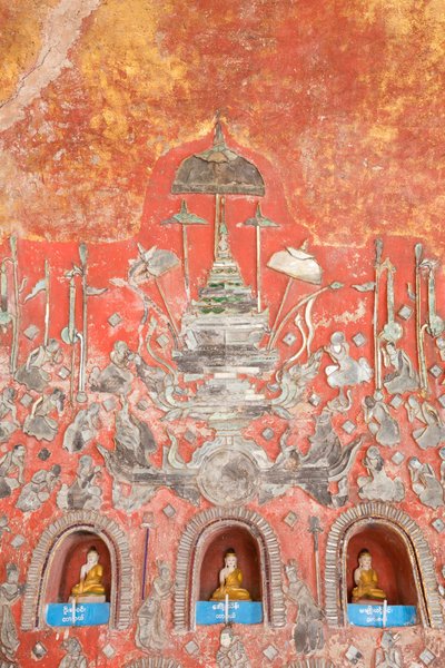 Wand mit kleinen Buddhas und Bleiglasfiguren, Shwe Yaunghwe Kyaung Kloster, Nyaungshwe, Inle-See, Myanmar von Unbekannter Künstler