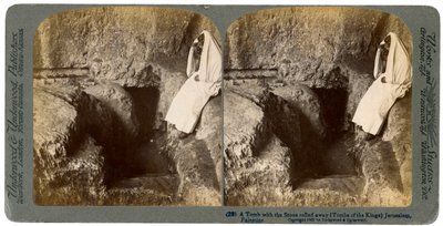 Ein Grab mit weggerolltem Eingangstein, Jerusalem, 1901 von Underwood and Underwood