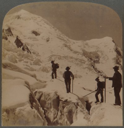 Aufstieg des Mont Blanc - Überquerung des Bossons-Gletschers - Grands Mulets in der Ferne, Alpen, 1901 von Underwood and Underwood
