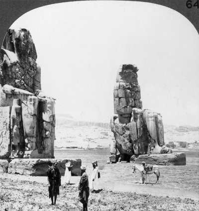 Kolossale Memnon-Statuen in Theben, Ägypten, 1905 von Underwood and Underwood