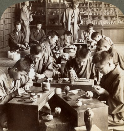 Expertenhandwerker erstellen Designs in Cloisonné, Kyoto, Japan, 1904 von Underwood and Underwood