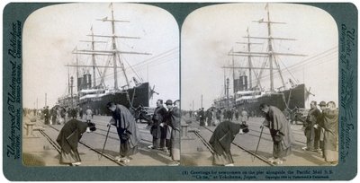 Begrüßung der Neuankömmlinge am Pier neben der Pacific Mail SS China, Yokohama, Japan, 1904 von Underwood and Underwood