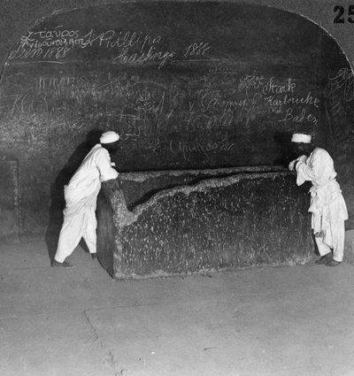 Sarkophag von Khufu, von Räubern zerstört, in der Großen Pyramide, Ägypten, 1905 von Underwood and Underwood