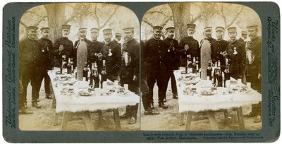 Mittagessen mit General Nogi im japanischen Hauptquartier, Port Arthur, Mandschurei, 1904 von Underwood and Underwood