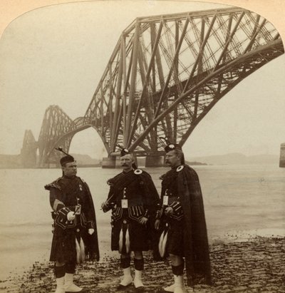 Männer in Highland-Kleidung vor der Forth-Brücke, Schottland von Underwood and Underwood