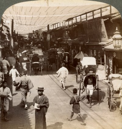 Hochsommerverkehr unter den Markisen von Shijo Bashidori, einer belebten Durchgangsstraße von Kyoto, Japan von Underwood and Underwood