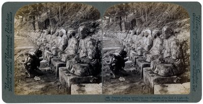 Bauer betet vor einer Reihe von Statuen des Lichtgottes, Daiya-Fluss, Nikko, Japan, 1904 von Underwood and Underwood