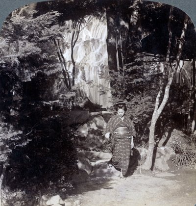 Spritzendes Wasser eines Wasserfalls in Yumoto, Japan, 1904 von Underwood and Underwood