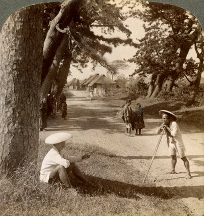 Reisende ruhen sich unter den Kiefern in Suzukawa aus, alte Poststraße von Tokio nach Kyoto, Japan, 1904 von Underwood and Underwood