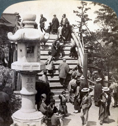 Gläubige überqueren die halbkreisförmige Brücke zum Kameido-Tempel dahinter, Blick nach Norden, Tokio, Japan von Underwood and Underwood