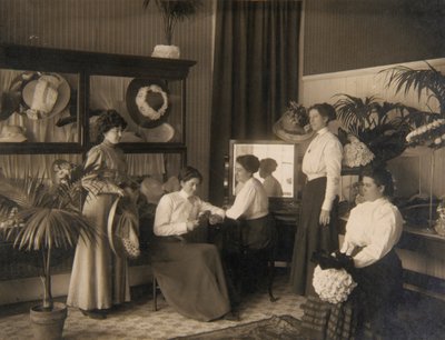 Fünf Damen in einem Hutgeschäft von Unidentified
