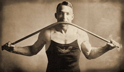 Kalifornischer Kraftmensch Mr. P. A. Linebarger biegt eine Eisenstange mit seinen Zähnen, San Francisco ca. 1922 von Unknown