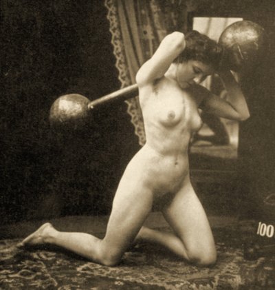 Weiblicher Akt, der mit einer Globus-Hantel trainiert, ca. 1900 von Unknown