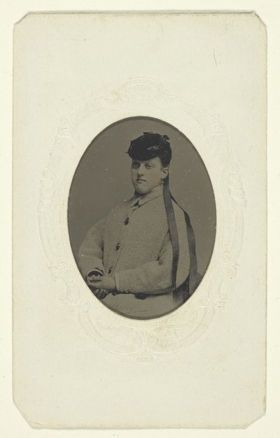 Ohne Titel (Porträt einer Frau mit Hut) von Unknown