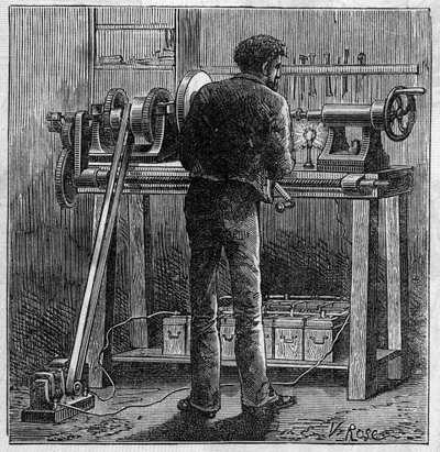 Anwendung von Faure-Batterien: Drehbank eines Handwerkers, betrieben durch den Akkumulator. Gravur in „Le Monde Illustré“. von Unknown artist