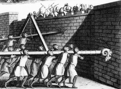 Angriff auf Mauern mit Rammböcken. Der an Ketten montierte konnte mehr Schwung bekommen als der auf Schultern getragene. (Gravur um 1800) von Unknown artist
