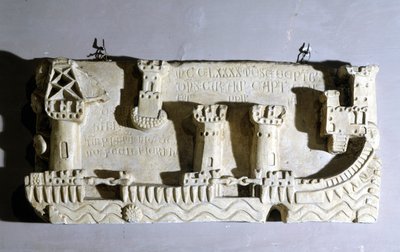 Basrelief, das den alten Hafen von Pisa darstellt. Wir bemerken die Ketten, die den Zugang zum Hafen blockieren, die von Genua als Trophäe nach der Schlacht von Meloria gegen Korsika genommen wurden. Genua, Schifffahrtsmuseum von Pegli. 1290 von Unknown artist