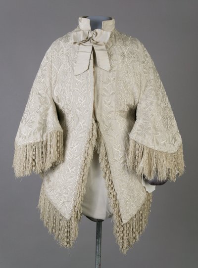 Bertha Palmers Mantel, ca. 1870 (Vorderansicht), gerippter Seidenmoiré, Fransen und Kristallperlen von Unknown artist