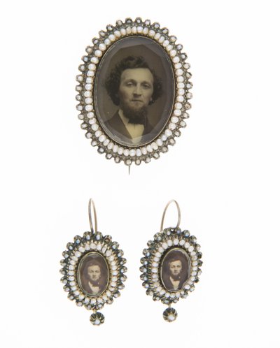 Brosche und passende Ohrringe, ca. 1880, Fotografien, Perlen, Gold, Silber, kein Etikett von Unknown artist