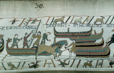 Eroberung Englands durch den Herzog der Normandie Wilhelm den Eroberer (1027-1087) im Jahr 1066: Normannische Schiffe segeln an der englischen Küste. Das Pferd zieht das Boot auf dem Flur. Detail des Teppichs von Bayeux oder der Stickerei von Königin Mathi von Unknown artist