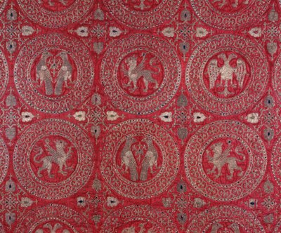 Detail des kirchlichen Kostümstoffs in violetter Seide aus Zypern, der fantastische Tiere darstellt, 13. Jahrhundert, Museo della Cattedrale Anagni, Italien von Unknown artist