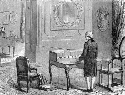 Georges Lesage, Erfinder des ersten elektrischen Telegrafen, vor einem Prototyp. 1774. Gravur des 19. Jahrhunderts von Unknown artist