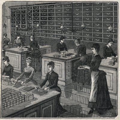 Herstellung von Metallfedern: Sortieren und Verpacken von Federn in einer Fabrik in Frankreich im 19. Jahrhundert. Gravur von 1885 in „Les arts et métiers illustrés“ von Adolphe Bitard. von Unknown artist