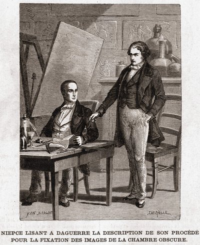Niepce liest Louis Daguerre die Beschreibung der Heliographie vor, zur Fixierung von Bildern aus der Camera Obscura - Nicéphore Niepce (1765-1833), französischer Erfinder, Pionier der Fotografie, liest Daguerre die Beschreibung seiner Methode zur Fixierung von Unknown artist